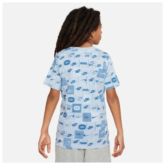 Nike Παιδική κοντομάνικη μπλούζα Sportswear Club Seasonal Allover Print Tee Nike Παιδική κοντομάνικη μπλούζα Sportswear Club Seasonal Allover Print Tee